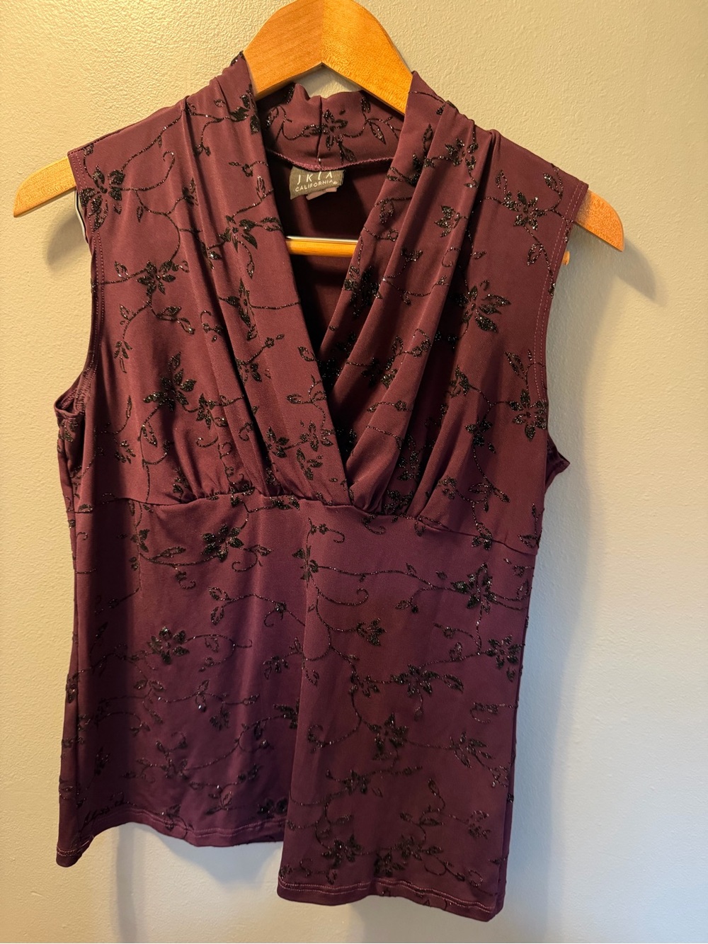 Elegant Plum Sleeveless V-Neck Camisole with Subtle Floral Glitter